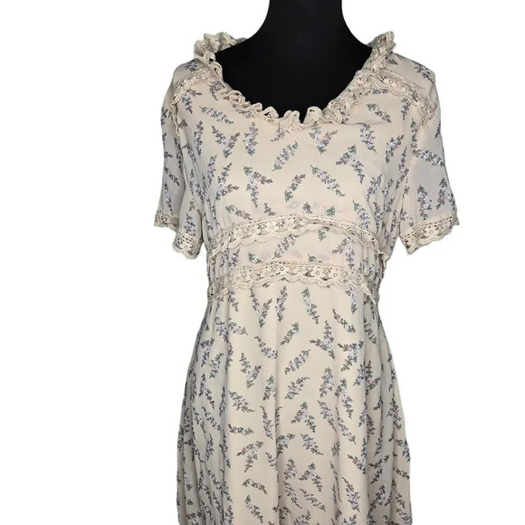 Vone Midi Floral Print Dress With Lace Trim - Picture 2 of 4